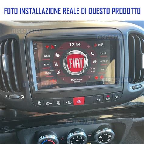 Interno di una Fiat 500L con un navigatore touchscreen installato
