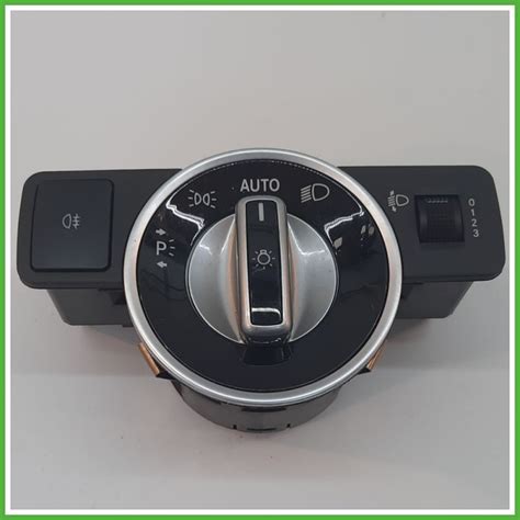 Interno di una Volkswagen Touran con selettore luci visibile