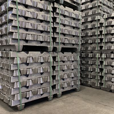 Lingotti di alluminio fuso in forno
