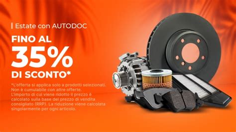 Persona che naviga su un sito di ricambi auto con sconti evidenti