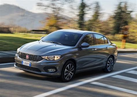 Fiat Tipo berlina su strada
