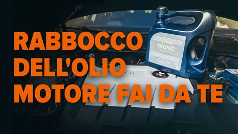 Imbuto e tanica d'olio mentre si rabbocca il motore