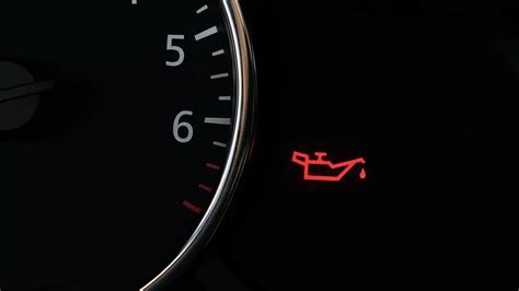 Spia dell'olio sul cruscotto di un'automobile