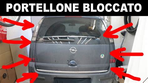 Schema che mostra come sganciare il rivestimento del portellone per accedere alla terza luce stop