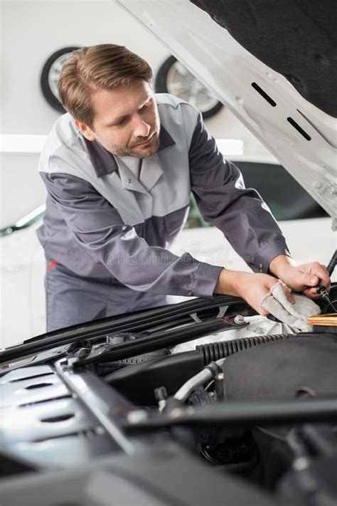 meccanico che esamina il motore di un'auto classica