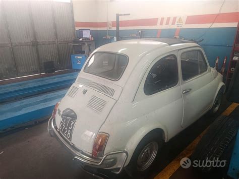 auto d'epoca restaurata esposta