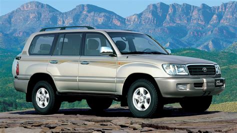 Toyota Land Cruiser Serie 100 sotto la pioggia con gocce d'acqua che entrano nell'abitacolo