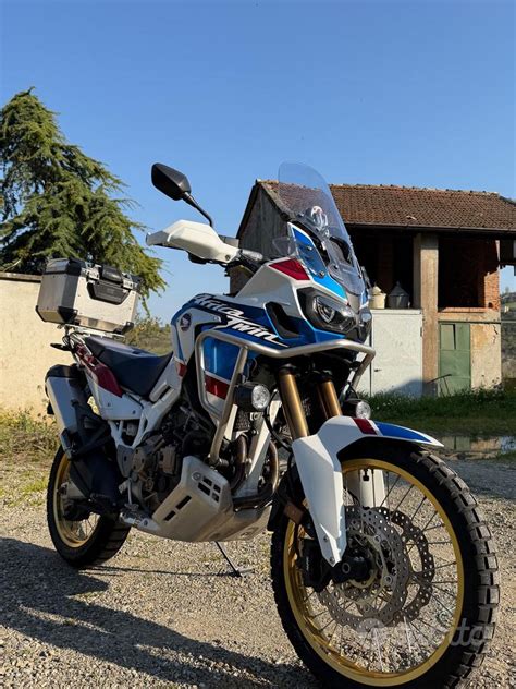 Strada panoramica in provincia di Pavia con moto Honda