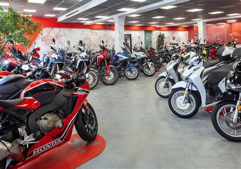 Esposizione di moto Honda nuove in un concessionario