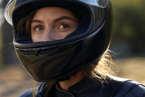 Primo piano di un casco da moto posato su una sella di moto Honda