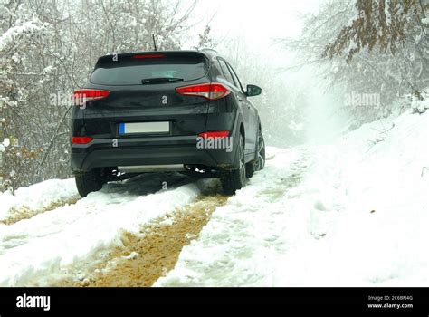 SUV in azione su strada di montagna