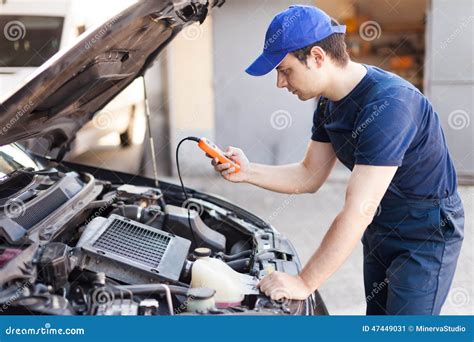 Meccanico che usa un tester diagnostico OBD-II