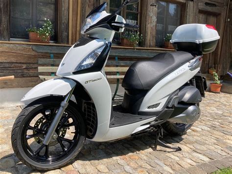 Kymco People GTI 300 con bauletto GIVI B37 Blade