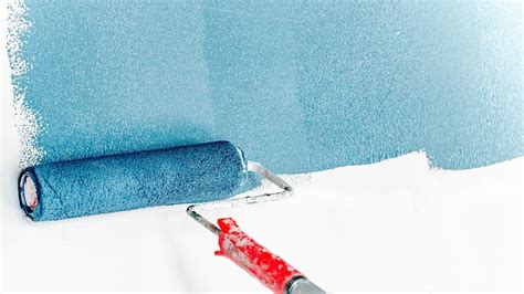 Dettaglio di un micro pennello che applica la vernice su un graffio