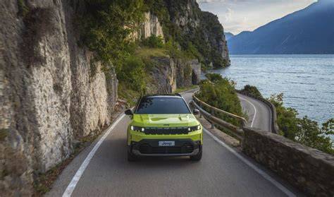 Jeep Compass in curva su una strada panoramica