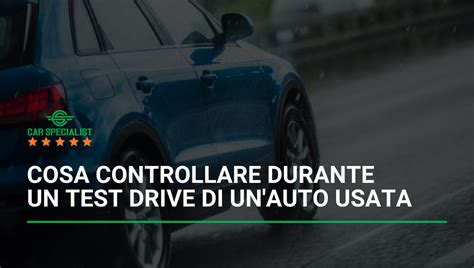 Persona che prova un'auto durante un test drive