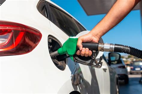 Automobile che fa rifornimento di benzina