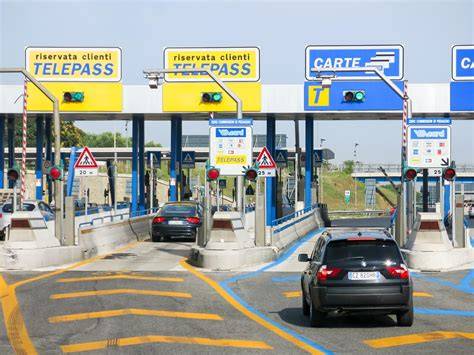 Dettaglio di un casello Telepass con il logo Area C