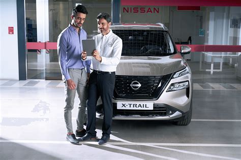 Concessionario Nissan con un cliente in fase di consulenza
