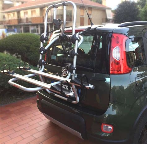 Portabiciclette posteriori su auto in viaggio