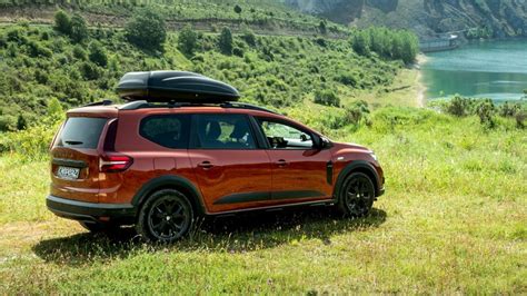 Immagine di una famiglia che carica bagagli in una Dacia Jogger