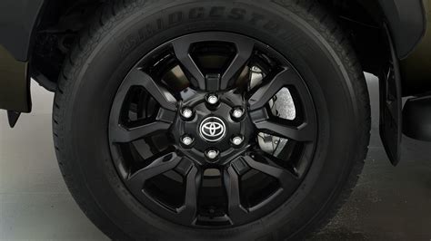 Toyota Hilux con cerchi in lega aftermarket