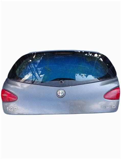 Vista posteriore di un'Alfa Romeo 147 con il portellone del bagagliaio aperto