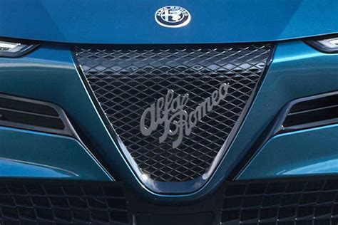 Dettaglio del frontale di un'Alfa Romeo 147 con il caratteristico scudetto Alfa