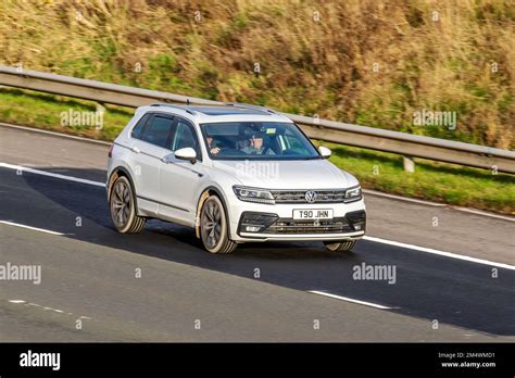 Volkswagen Tiguan in autostrada