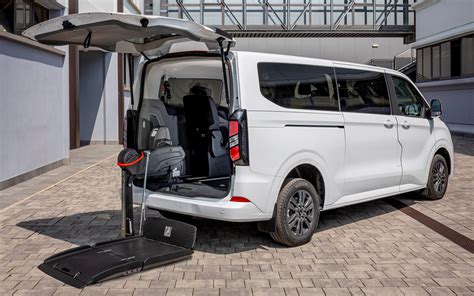 Ford Tourneo Custom con sollevatore Fiorella Slim Fit