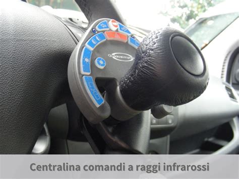 Interno di un veicolo adattato con comandi di guida Handytech