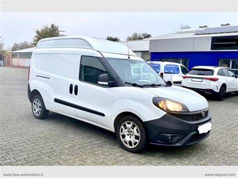 Dettaglio dell'interno di un Fiat Doblò con tetto alto adattato