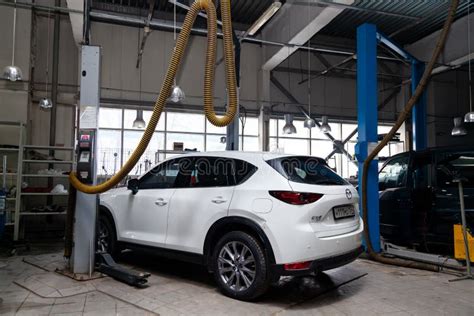 Una moderna officina con un'auto sollevata su un ponte