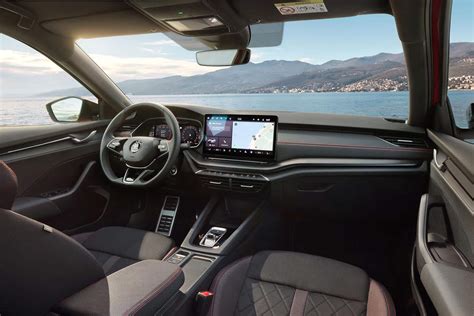 Interni Skoda Octavia con schermo infotainment da 13 pollici