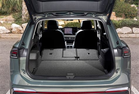 Volkswagen Tiguan 2024 bagagliaio con piano di carico abbassato