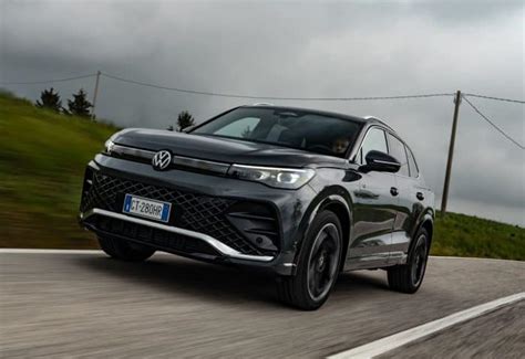 Volkswagen Tiguan 2024 in movimento su strada panoramica
