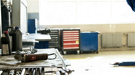 Centra-fari professionale in un'officina