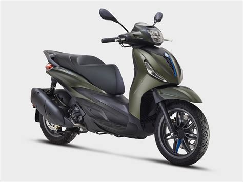 Uno scooter Piaggio Beverly 300 in movimento su una strada di città.