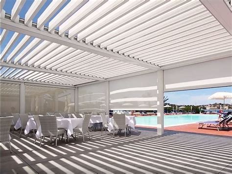 Pergola bioclimatica moderna con lamelle orientabili e illuminazione LED