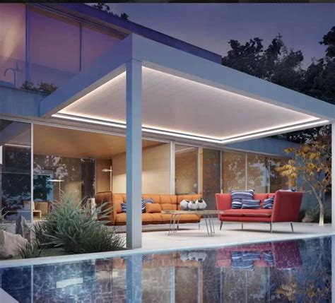 Pergola bioclimatica con illuminazione LED RGB che crea un'atmosfera suggestiva