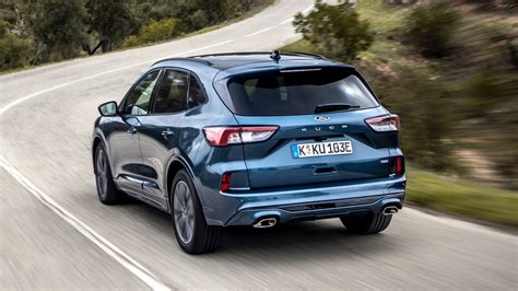Ford Kuga posteriore con luce targa accesa