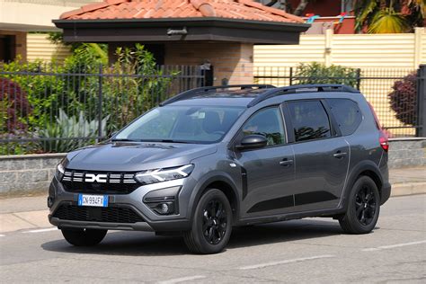 Interni di un'auto compatta con il bagagliaio aperto e oggetti all'interno