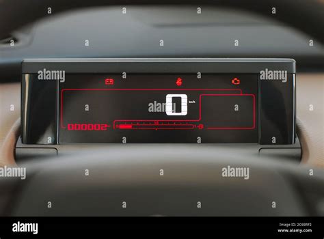 Interni di una moderna auto compatta con cruscotto digitale