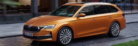 Visualizzazione interna di un'auto con un bagagliaio estremamente ampio e sedili abbattuti