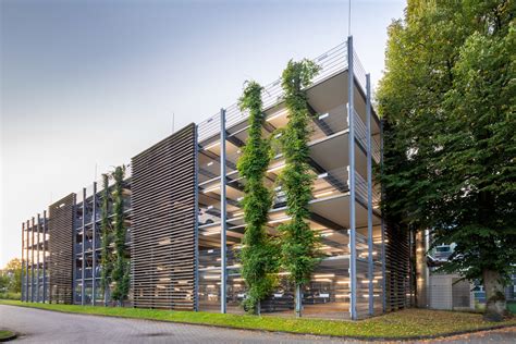 Parcheggio multipiano con auto in sosta