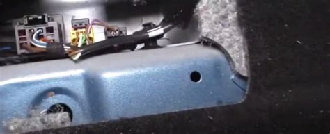 Connettori elettrici sotto il sedile della Citroën C3