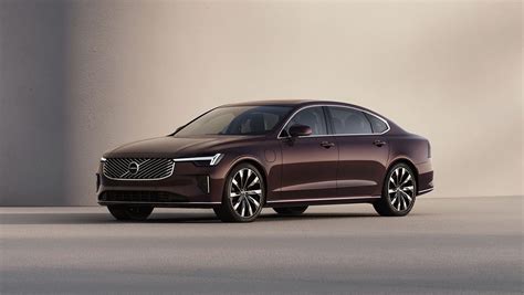 Vista sottoscocca di una Volvo V90 che mostra l'impianto di scarico