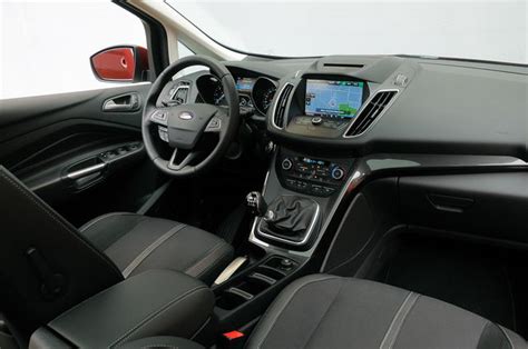 Interni della Ford C-Max con bracciolo e vani