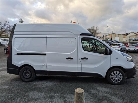 Renault Trafic L2H2 camperizzato in un paesaggio naturale