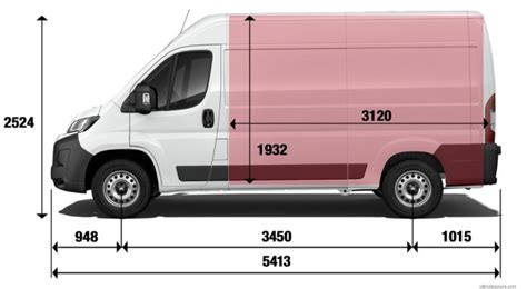 Interni di un Renault Trafic L2H2 camperizzato con zona letto e angolo cottura